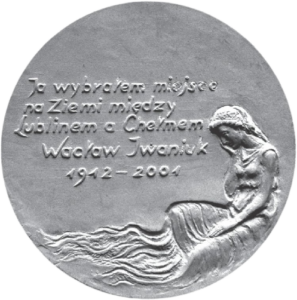 Grafika przedstawia medal z wizerunkie poety Wacława Iwaniuak z napisem Ogólnopolski konkurs poetycki im. Wacaława Iwaniuka S